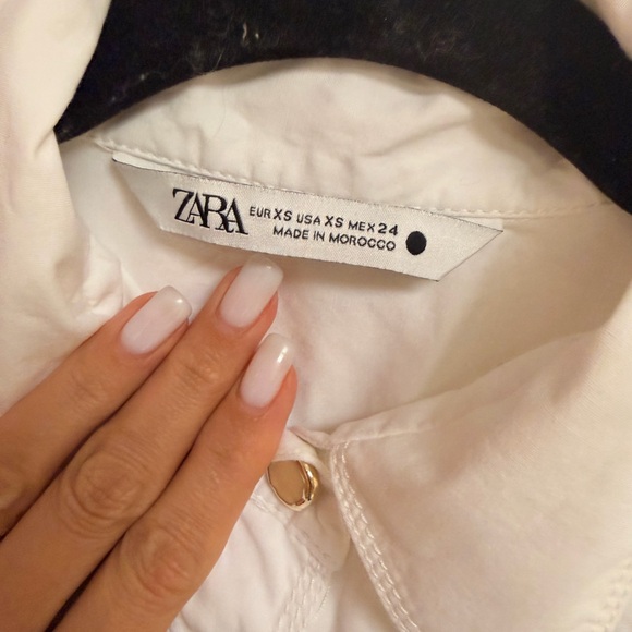 Zara women’s XS White Classic Button-Up Shirt with gold buttons - Picture 4 of 5